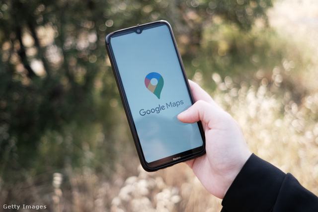 férfi mobilon a Google Maps alkalmazást nézi