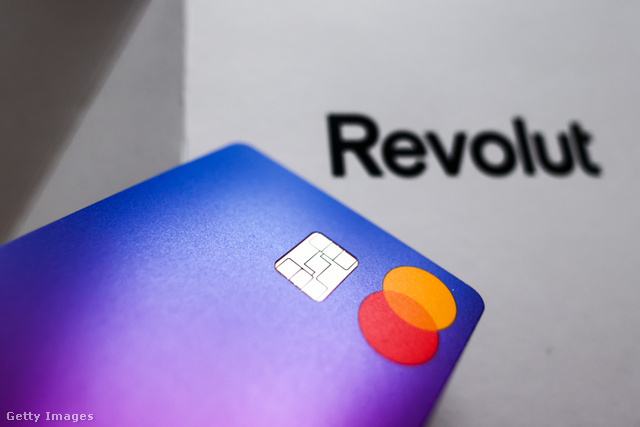 Bankkártya lila színben és Revolut felirat