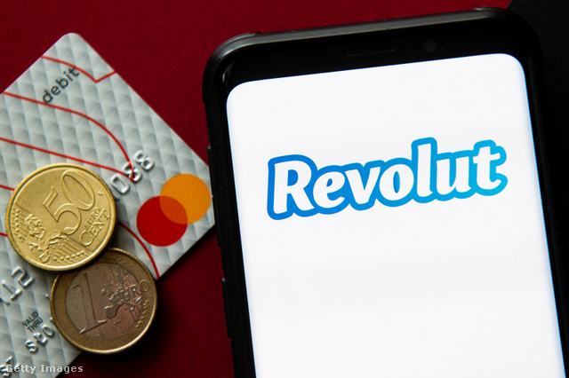 Revolut a mobiltelefon kijelzőjén, bankkártya és aprópénz