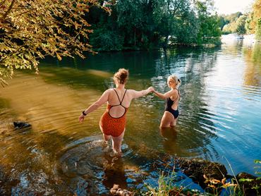 Egyesült Királyság, Buckinghamshire, Hurley, a Temze folyóban úszó nők