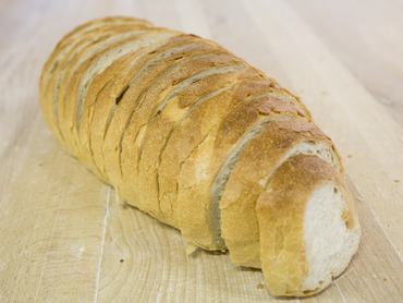 Egy vekni kenyér, részben szeletelve