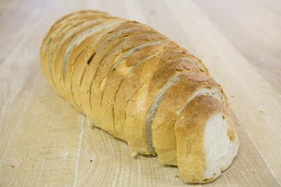 Egy vekni kenyér, részben szeletelve