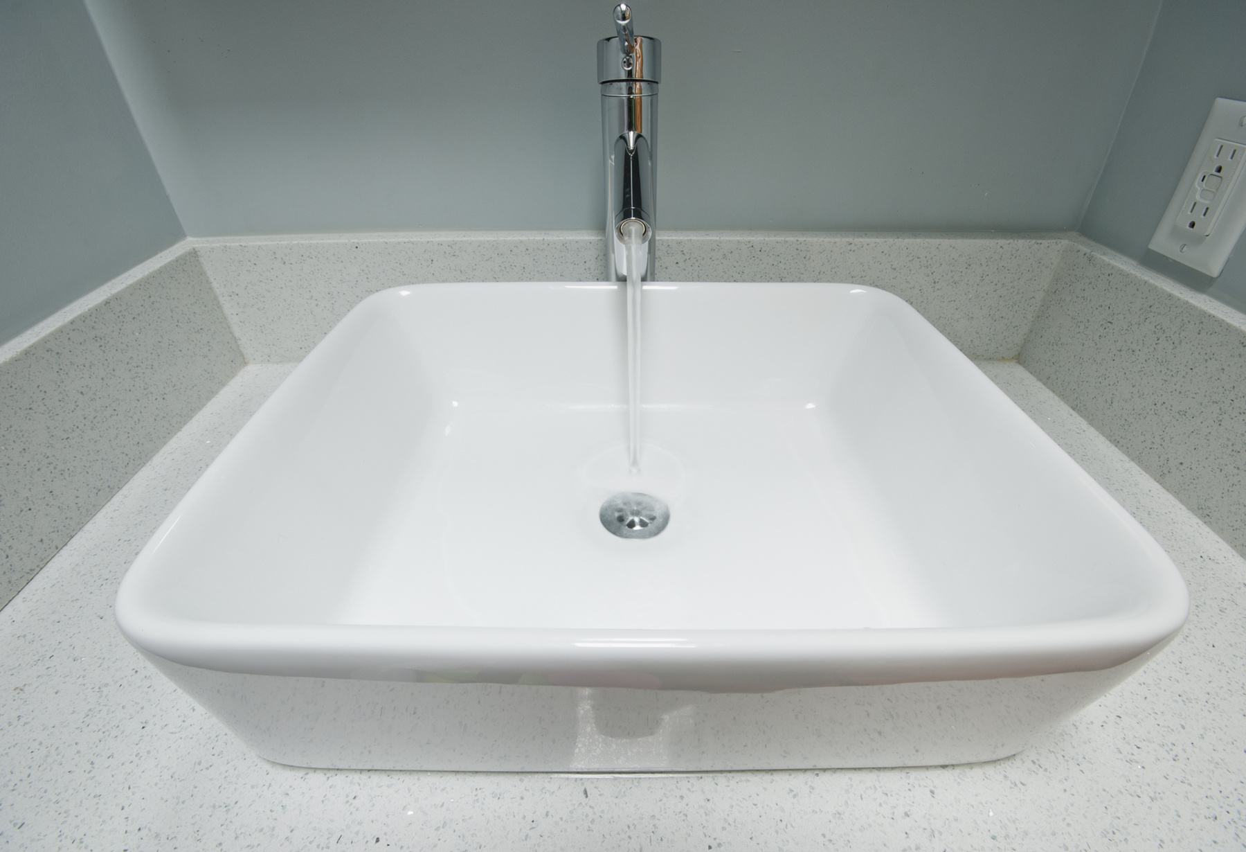 Nyári szünet + pangó víz = Legionella-kockázat az iskolákban