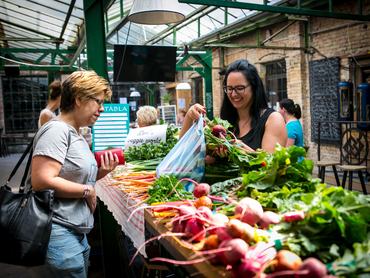 piac retek vásárló eladó zöldség gyümölcs