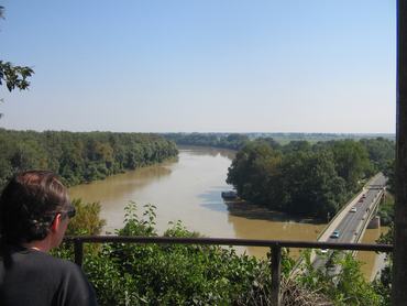 vízben gazdag folyón átívelő hív ember nézi