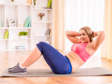 Nő otthon felüléseket végez