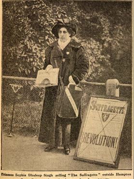 Sophia Duleep Singh újságot osztogat otthona előtt 1910-ben