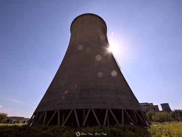 Fier, Albánia elhagyatott kommunista gyár,  hűtőtorony