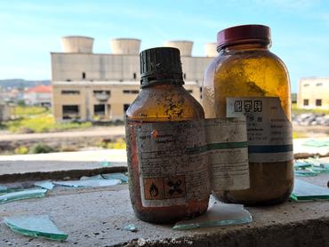 Elhagyatott albán kommunista gyár egyik szobájában üvegek