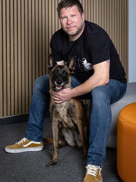 Csörgő Balázs kutyaoktató saját kutyájával