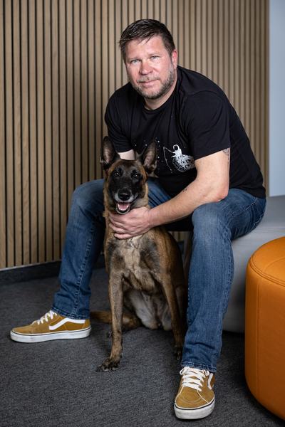 Csörgő Balázs kutyaoktató saját kutyájával