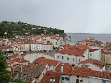 Piran látképe a város legmagasabb pontjáról.