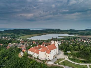 Aranyat találtak Tihanyban: régi árnyékszék rejtette a kincset