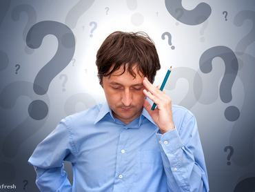 Üzletember aggodalmas arccal gondolkodik