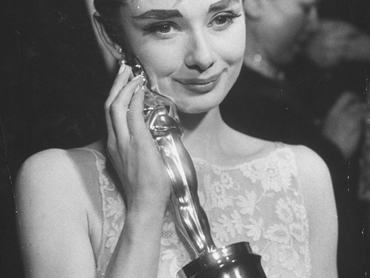 Audrey Hepburn az Oscar-díját öleli magához