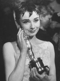 Audrey Hepburn az Oscar-díját öleli magához