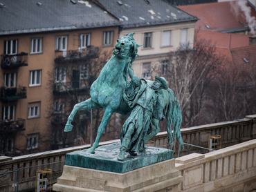 Vastagh György Lovát fékező csikós című szobra a budai Várban.