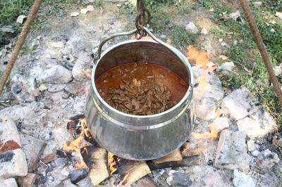 bogrács a tűz felett, benne fő az étel