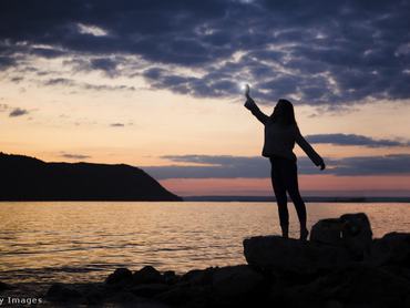 Egy nő mintha egy csillagok fogna meg