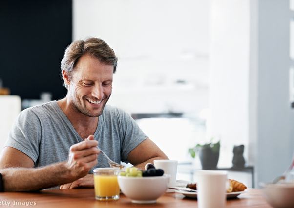 férfi reggelizik az asztalnál