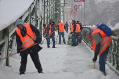 közmunkás havazás járda hólapát szabadság-híd