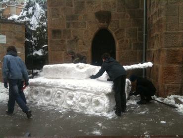 hóból készült tank szobor