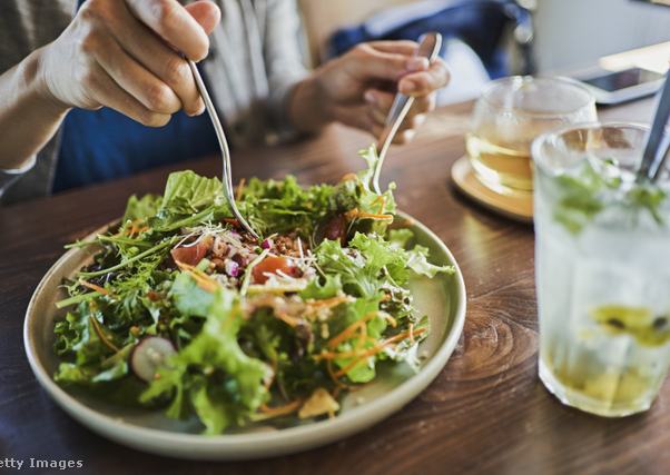 nő salátát eszik