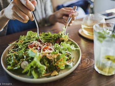 nő salátát eszik