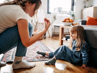 Anyuka kiabál a kislányával