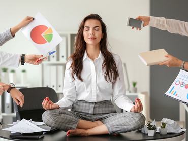 Egy nő a munkahelyén meditál