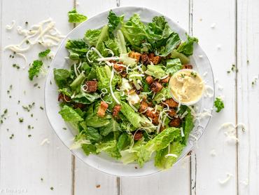 saláta üvegtálban