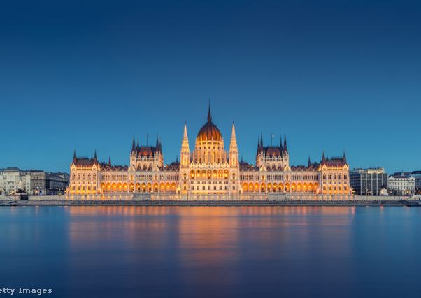 A Duna az előtérben, mögötte a parlament Budapesten.