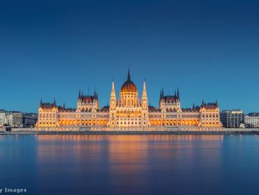 A Duna az előtérben, mögötte a parlament Budapesten.
