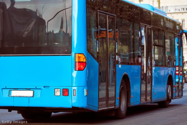 kék színű busz hátulnézetből