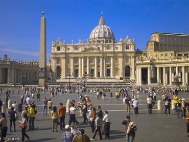 A vatikáni Szent Péter tér a bazilikával a háttrben, a téren sok a turista