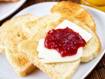 Pirítós vajjal és lekvárral