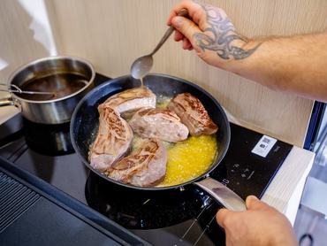 hússzeleteket sütnek egy serpenyőben