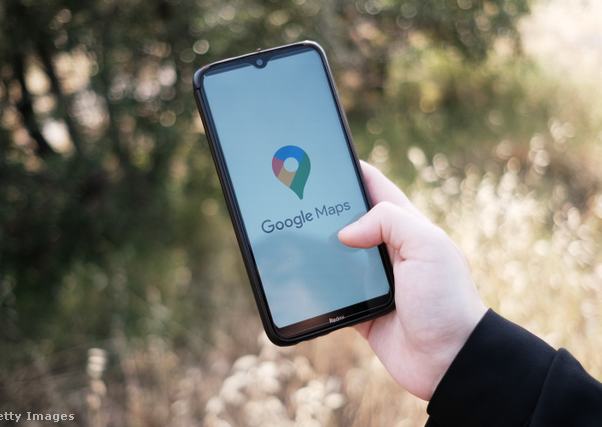 férfi mobilon a Google Maps alkalmazást nézi