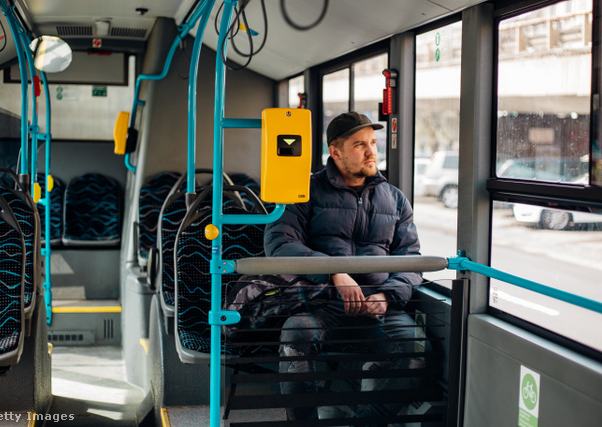 Férfi utazik a buszon.