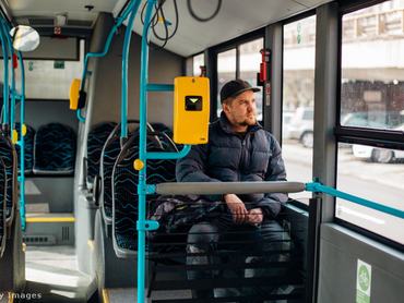 Férfi utazik a buszon.