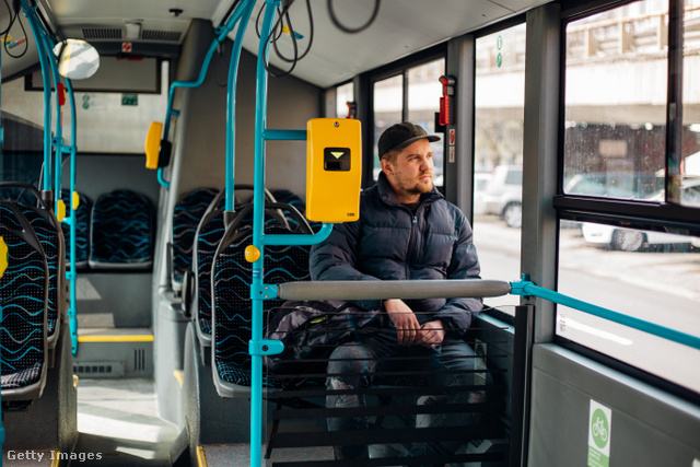 Férfi utazik a buszon.