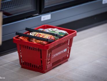 bolt vásárlás kosár tele ennivalóval