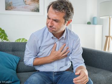 férfi fájdalmas gyomorégést érez