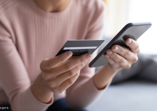 mobil telefon bankkártya női kéz