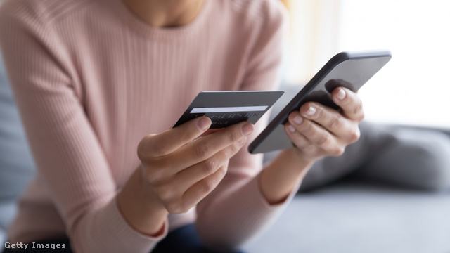 mobil telefon bankkártya női kéz