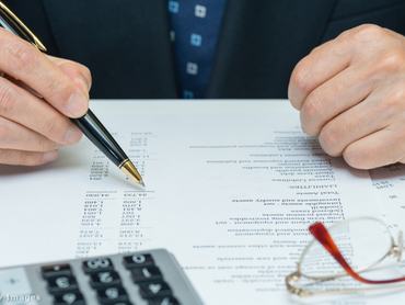 szemüveg kéz számológép adóbevallás