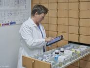 gyógyszertár patikus olvas fiók gyógyszerek