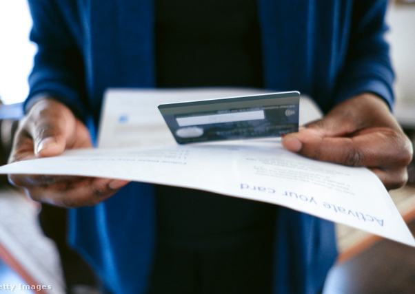 plasztikkártyát néz egy férfi