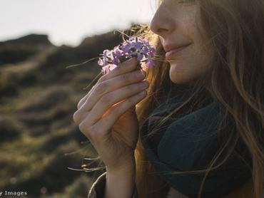 Fiatal nő virágot szagol