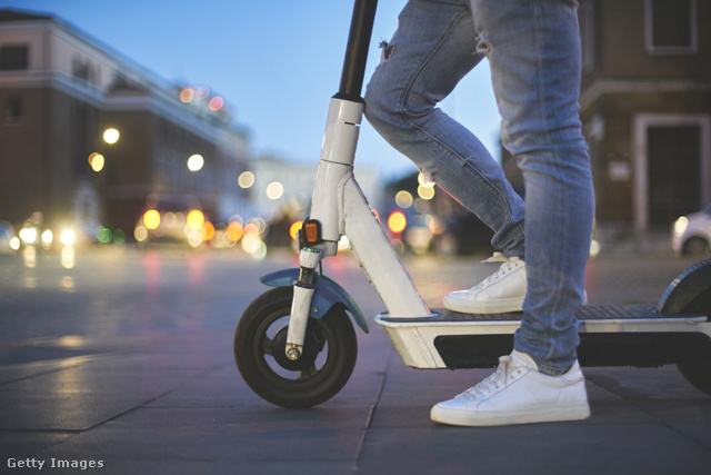 nő elektromos rolleren áll